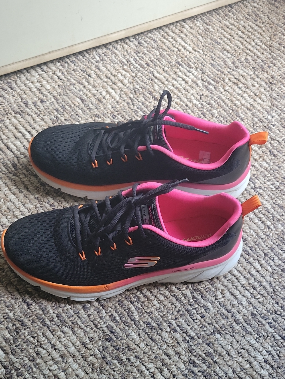Like NEW! Skechers Women’s Black Athletic Sneakers with Pink Lining